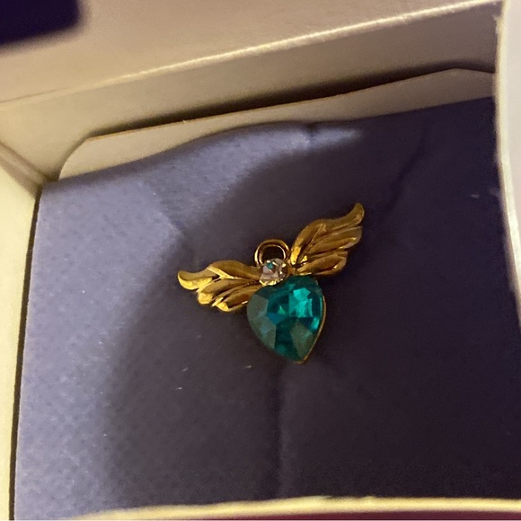 Vintage AVON pin, tiny angel birthstone pin December/simulated blue topaz - Picture 5 of 7